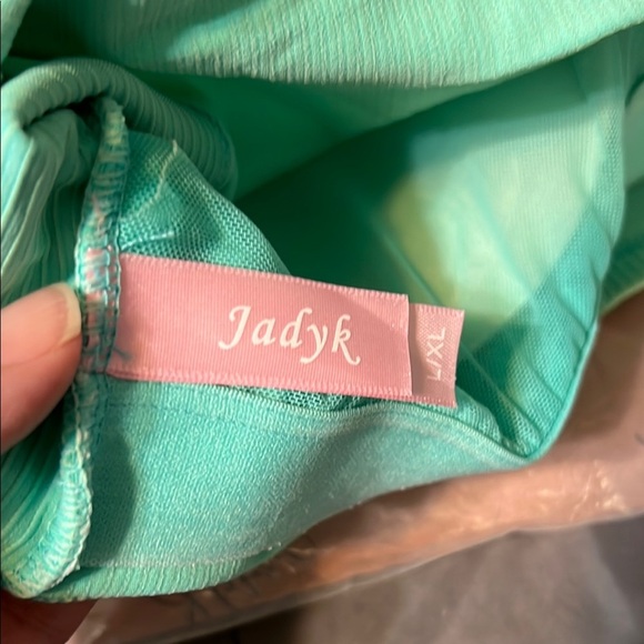 Green Fitted Crop Tank Top - Picture 6 of 7